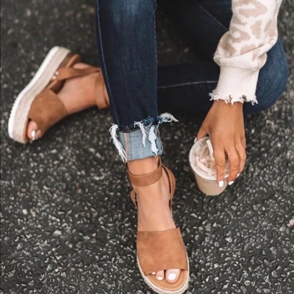 ⭕️ SOLD OUT ⭕️ TAN PLATFORM-SANDALS NEW IN BOX - Picture 2 of 7